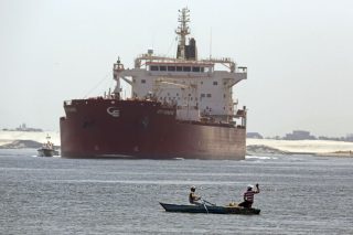 Διέλευση εμπορικού πλοίου από τη διώρυγα του Σουέζ